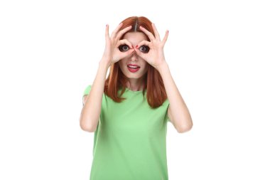 Genç redhaired kadın beyaz arka plan üzerinde