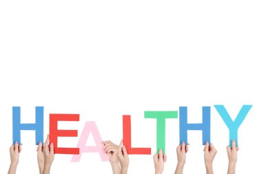 Beyaz arka plan üzerinde kelime sağlıklı holding eller