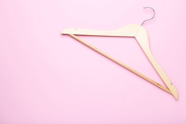 Pembe arka planda ahşap askı