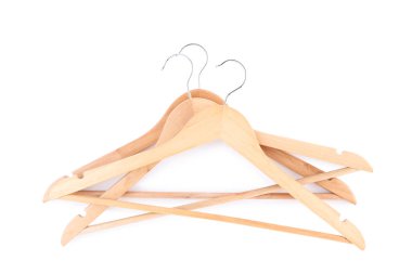 Beyaz arkaplanda izole ahşap askılar