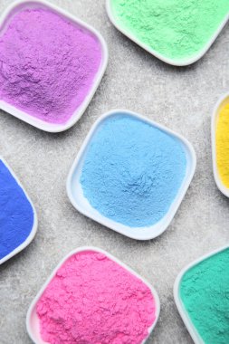 Renkli holi toz kase gri arka plan üzerinde