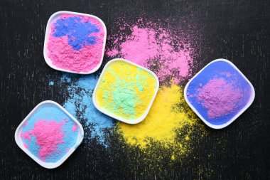 Renkli holi toz kase siyah ahşap tablo