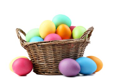 Beyaz arka planda izole edilmiş sepetteki renkli paskalya yumurtaları