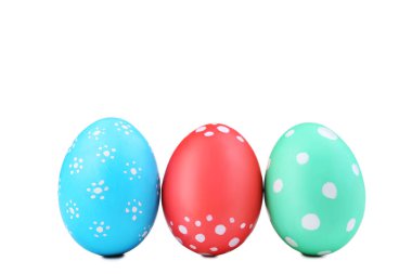 Beyaz arka planda izole edilmiş Paskalya yumurtaları