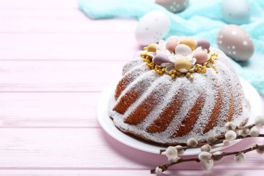 Paskalya kek yumurta ve ağaç dalları pembe ahşap tablo