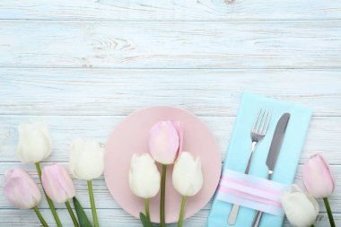 Mutfak bıçakları ile ahşap masaya plaka ve Lale çiçek