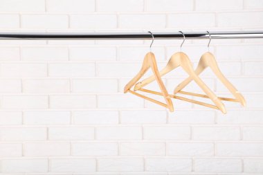 Ahşap askı gri arka plan üzerinde asılı