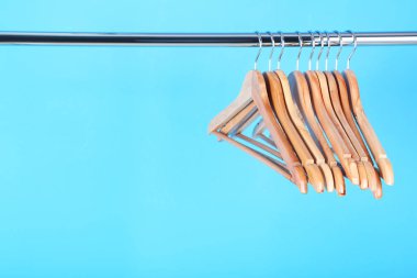 Ahşap askı üzerinde mavi arka plan asılı