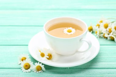 Çay nane ahşap masa üzerinde papatya çiçeği ile