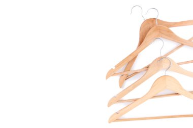 Beyaz arkaplanda izole ahşap askılar