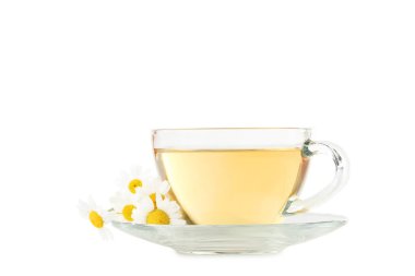 Beyaz arka planda papatya çiçekli bir fincan çay.