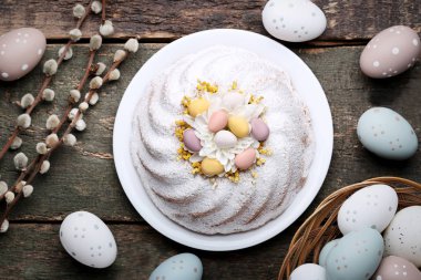 Paskalya kek yumurta ve ağaç dalları gri ahşap tablo