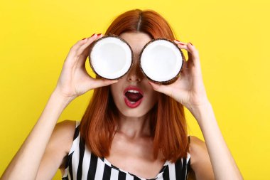 Hindistan cevizi meyve sarı zemin üzerine kadınla güzel redhaired