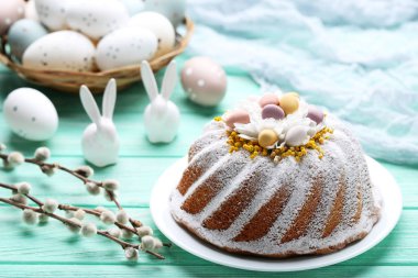 Paskalya kek yumurta ve nane ahşap masa seramik tavşan