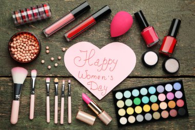İle makyaj kozmetik gri ahşap masa üzerinde yazıt mutlu kadınlar günü