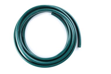 Beyaz arka plan üzerinde izole yeşil hortum