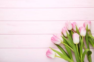 Ahşap masa üzerinde Pembe Lale buketi