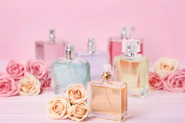 Frascos Perfume Com Rosas Mesa Madeira — Fotografia de Stock