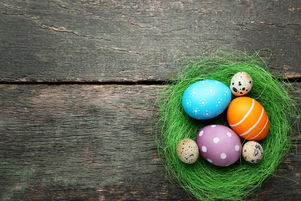 Uova Pasqua Quaglia Nido Verde Sul Tavolo Legno — Foto Stock