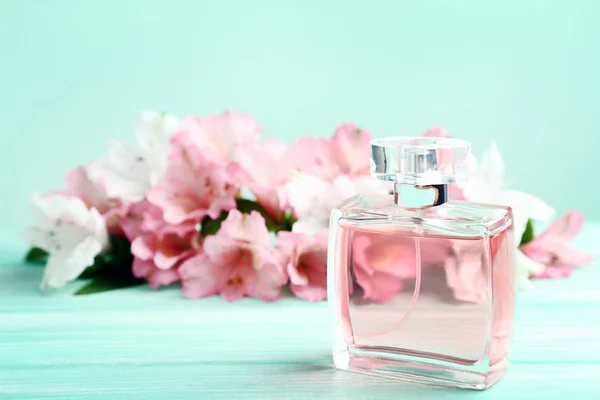 Frasco Perfume Com Flores Alstroemeria Mesa Madeira — Fotografia de Stock