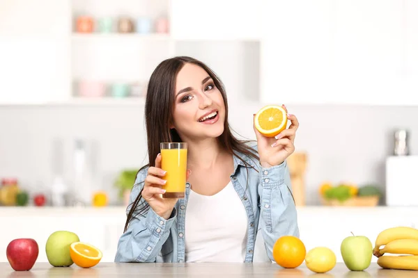 Belle Femme Avec Verre Jus Orange Des Fruits Assis Dans — Photo