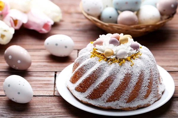 Paskalya kek yumurta ve Lale çiçek kahverengi ahşap tablo