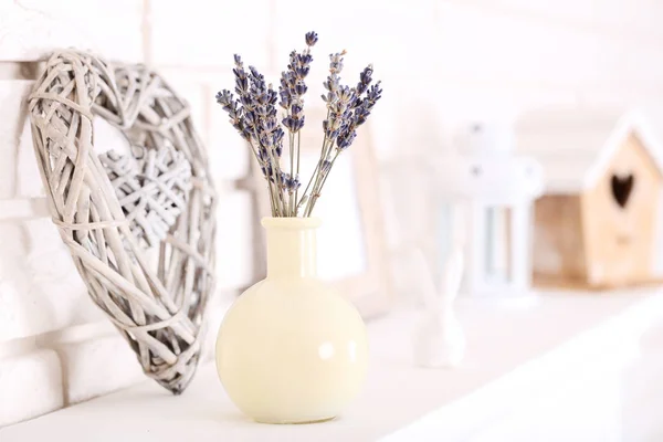 Lavendel Bloemen Vaas Met Decoratieve Hart Witte Open Haard — Stockfoto