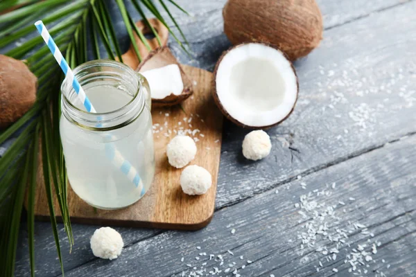 Hindistan cevizi suyu kavanoza şeker ahşap tablo