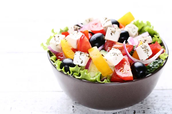 Vegetabilsk Salat Skål Hvidt Træbord - Stock-foto