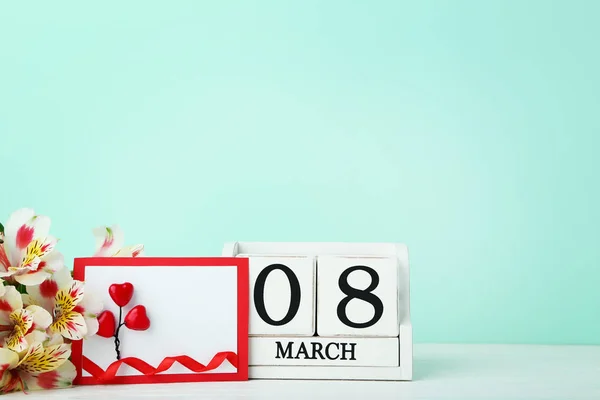 贺卡与立方体日历和花在薄荷背景 — 图库照片