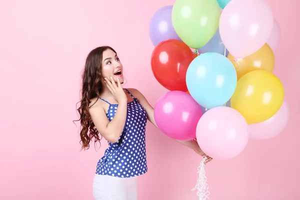 Menina Com Balões Coloridos Fundo Rosa — Fotografia de Stock