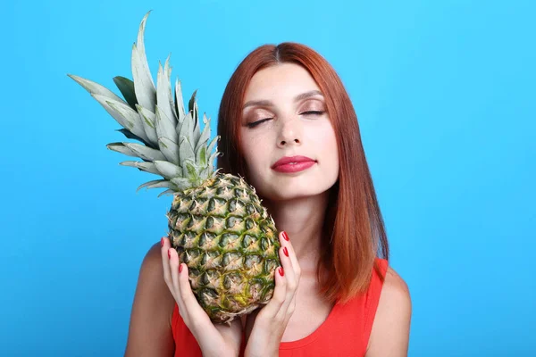 Schöne Rothaarige Frau Mit Ananas Auf Blauem Hintergrund — Stockfoto