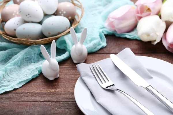 Posate Cucina Con Uova Pasqua Conigli Ceramica Sul Tavolo Legno — Foto Stock
