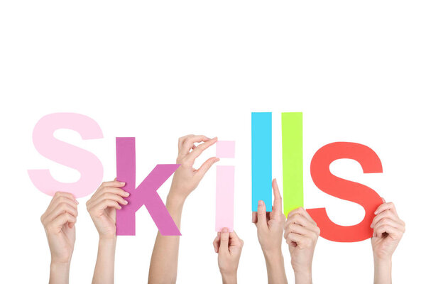 Руки держа слово Навыки на белом фоне
