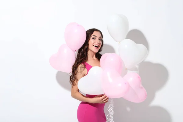 Bella Ragazza Con Palloncini Cuore Sfondo Bianco — Foto Stock