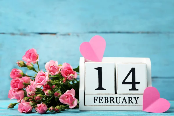 Calendario Cubo Con Cuori Carta Rosa Rose Tavolo Legno — Foto Stock