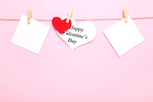 Papier Met Tekst Happy Dag Van Valentijnskaart Opknoping Roze Achtergrond — Stockfoto