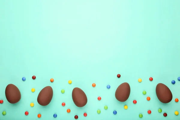 Ovos Páscoa Chocolate Com Doces Coloridos Fundo Hortelã — Fotografia de Stock
