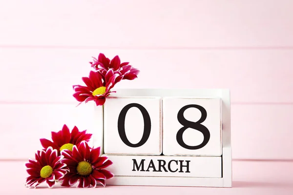Trä Kub Kalender Med Blommor Rosa Bakgrund — Stockfoto