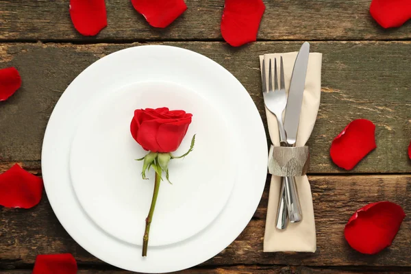 Posate Cucina Con Rosa Rossa Piatto Bianco Sul Tavolo Legno — Foto Stock