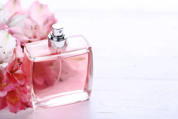 Botella Perfume Con Flores Alstroemeria Sobre Mesa Madera — Foto de Stock
