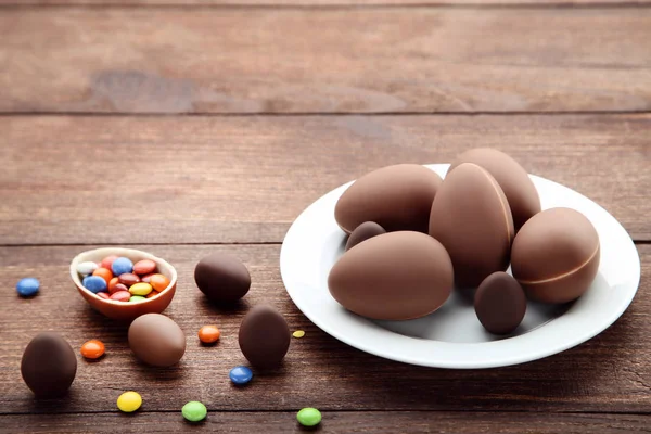 Uova Pasqua Cioccolato Con Caramelle Colorate Sul Tavolo Legno Marrone — Foto Stock