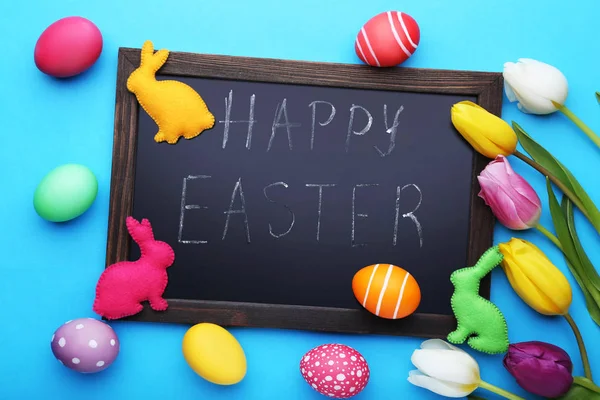 Inscripción Feliz Pascua Marco Madera Con Huevos Pintados Tulipanes Conejos — Foto de Stock