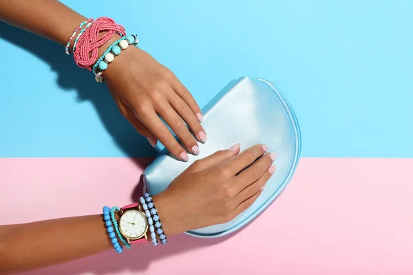 Vrouwelijke Handen Met Armbanden Handtas Kleurrijke Achtergrond — Stockfoto