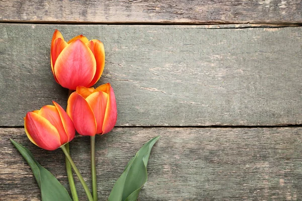 Gri ahşap masa üzerinde Lale buketi