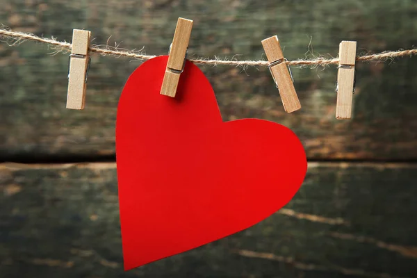 Corazón Papel Rojo Colgando Una Cuerda Sobre Fondo Madera —  Fotos de Stock