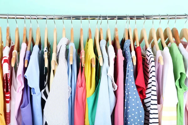 Nane arka plan üzerinde asılı elbiseleri