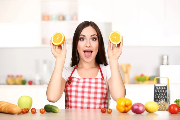 Beautiful Woman Holding Sliced Orange Fruit Cooking Food Kitchen — Stock Photo, Image