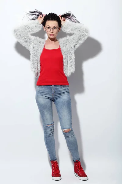 Молодая Женщина Дредами Модной Одежде Белом Фоне — стоковое фото