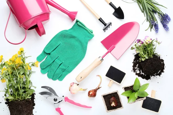 Beyaz arkaplanda çiçekli bahçe araçları